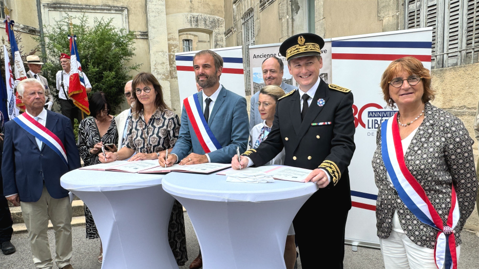 Montpellier, 1er septembre 2024, Ancienne caserne de Lauwe, signature d'une convention de financement, ville de Montpellier, ministère des Armées, Education nationale,  pour la sauvegarde des anciennes geôles des martyrs de la Résistance.  Photo de g. à d. : le sénateur Jean-Pierre Grand, la rectrice d'Occitanie, Sophie Béjean, le maire de Montpellier, Michaël Delafosse, la secretaire d'Etat aux Anciens Combattants, Patricia Mirallès, (derrière elle, Boris Bellanger, élu délégué au patrimoine), le préfet de l'Hérault, François-Xavier Lauch, la députée Franny Dombre-Coste.