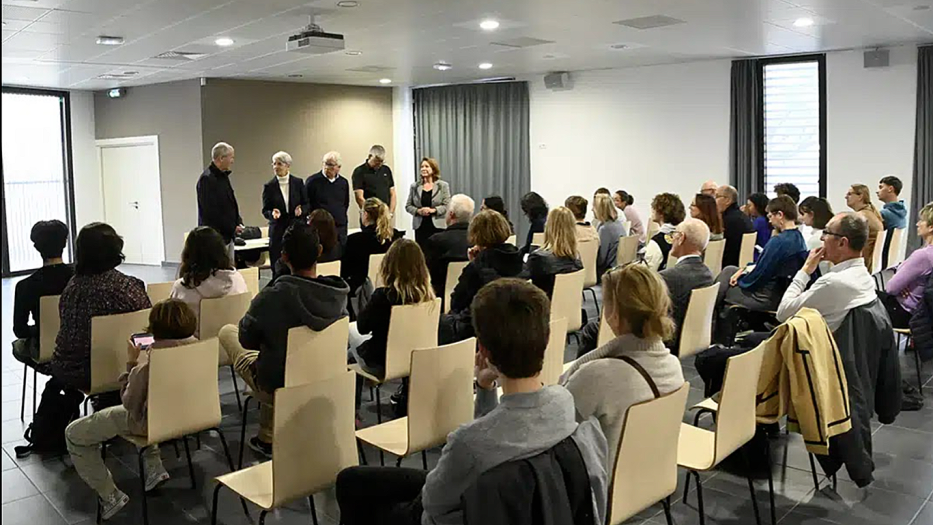 Réunion de présentation du voyage : parents, enseignants et lycéens sont présents. Le maire, Pierre Soujol, est venu encourager les jeunes, saluer les parents, remercier les enseignants et les bénévoles de la SMLH34 - Photo ville de Lunel