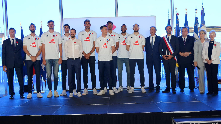 Les champions olympiques de volley-ball des jeux de Tokyo, et leur entraineur ont été nommés dans la Légion d'honneur à titre exceptionnel .
