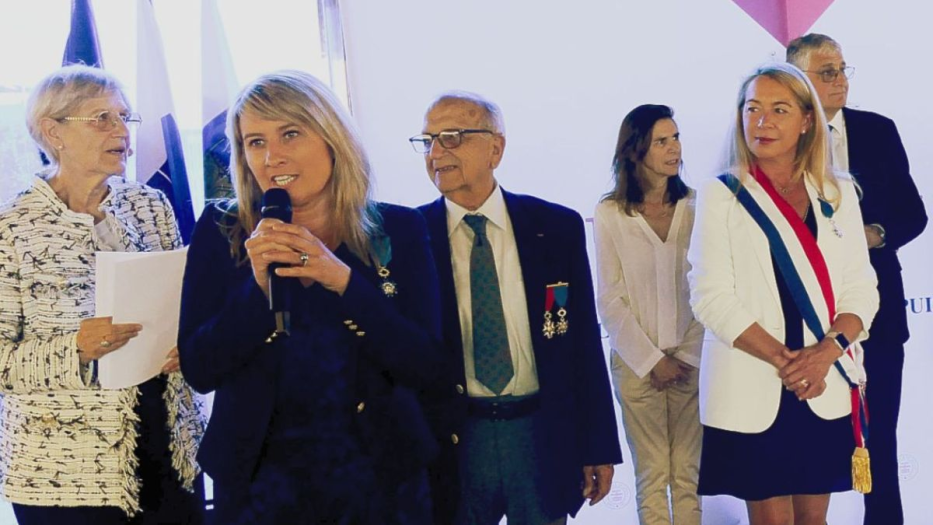 Madame Gwenola Ster, présidente de la Fondation Jean Ster, va remettre les  prix de sa fondation. Elle est entourée par deux médecins, le docteur Norbert Simon, président du comité de Béziers de la SMLH34 et la députée Laurence Cristol, médecin oncologue.