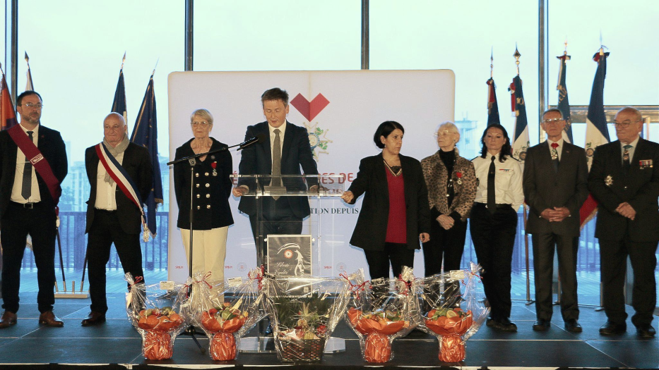 Photo de gauche à droite: Jérôme Moynier, conseiller départemental, représentant le président Kléber Mesquida ; Michel Aslanian, adjoint, représentant le maire de Montpellier, Michaël Delafosse ; Danielle Aben, SMLH34 ; François Xavier-Lauch, préfet de l'Hérault ;  Christelle Ferrete, représentant la Direction Départementale du travail , de l'Emploi et des Solidarités ; Hélène Mandroux , maire honoraire de Montpellier ; Marjorie Ghizoli, directrice interdépartementale de la police nationale de l'Hérault ;  le commissaire-général Gérard Deltour et le dignitaire, général Elrick Irastorza, SMLH34, les plus anciens dans le grade le plus élevé. 